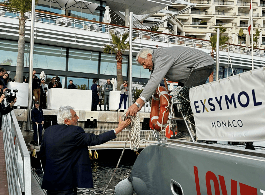 Un catamaran de recherche sur les coraux quitte Monaco après des adieux symboliques