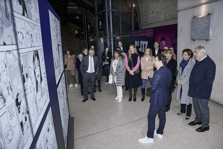 Minister of State visits Manga exhibition on gender violence