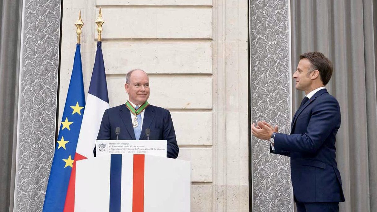 Le Prince Albert décoré de l'Ordre du Mérite Agricole par Emmanuel Macron à Paris