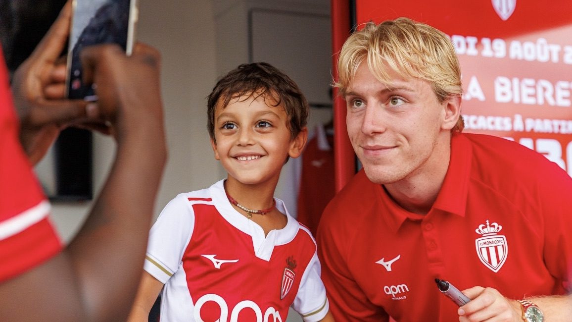 En tant que fans de Monaco, l'attaquant de la star de Mob Mika Biereth à Summer Village