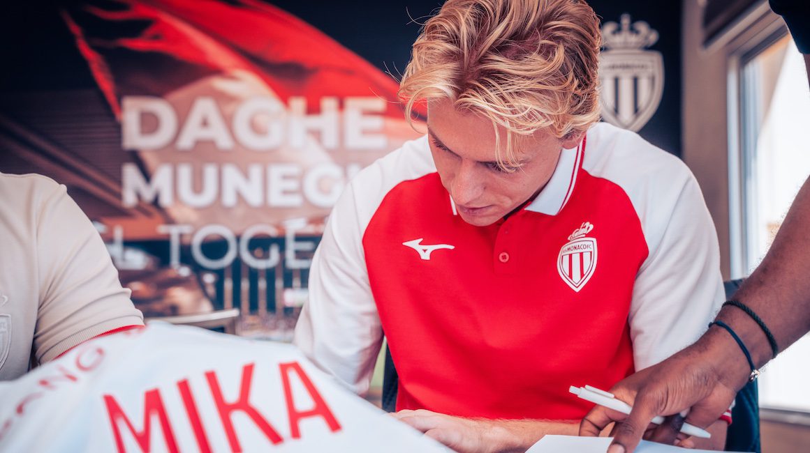 Rencontrez Mika Biereth: En tant que star de Monaco pour la signature de fans, la frénésie