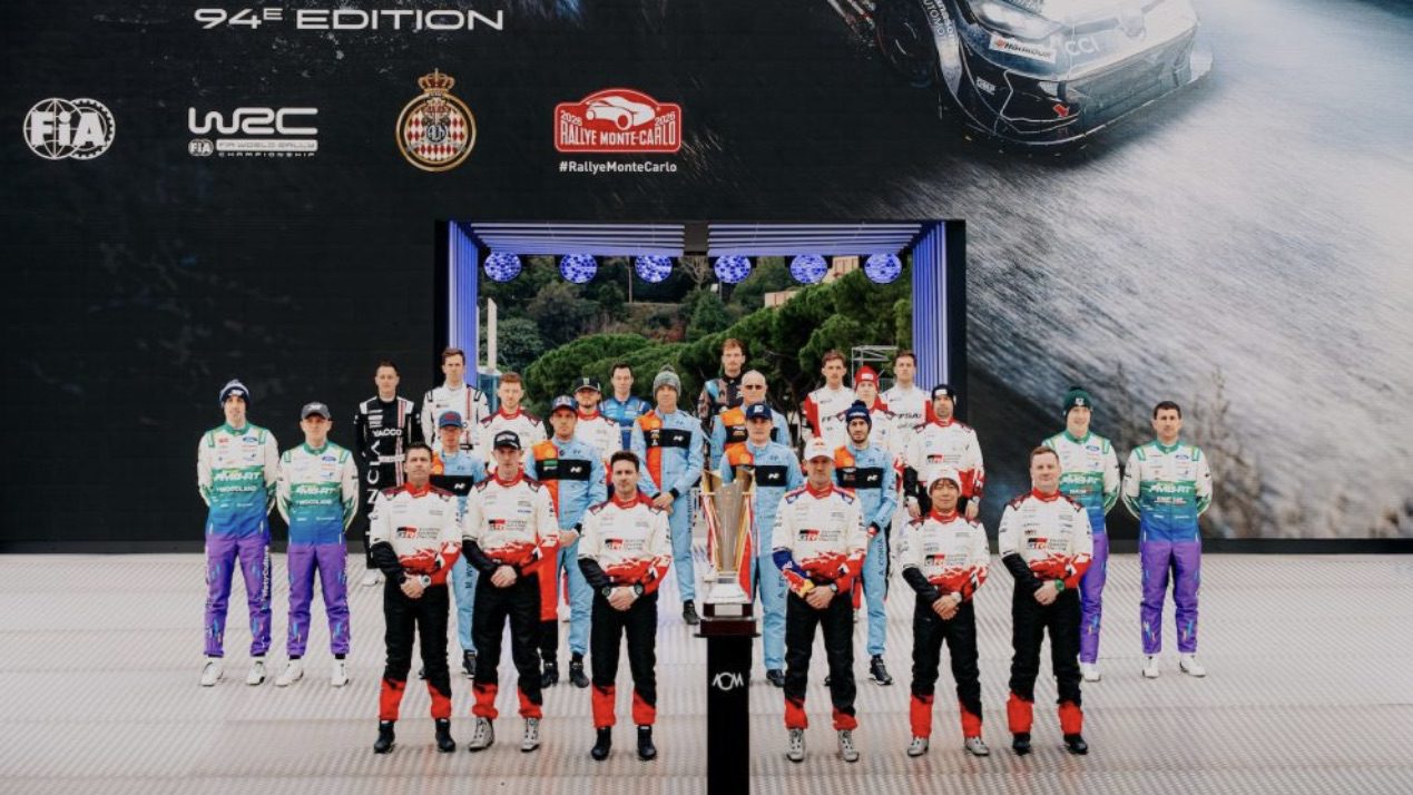 Le Rallye Monte-Carlo démarre au Port Hercule alors que les équipages se dirigent vers des spéciales alpines dangereuses de nuit