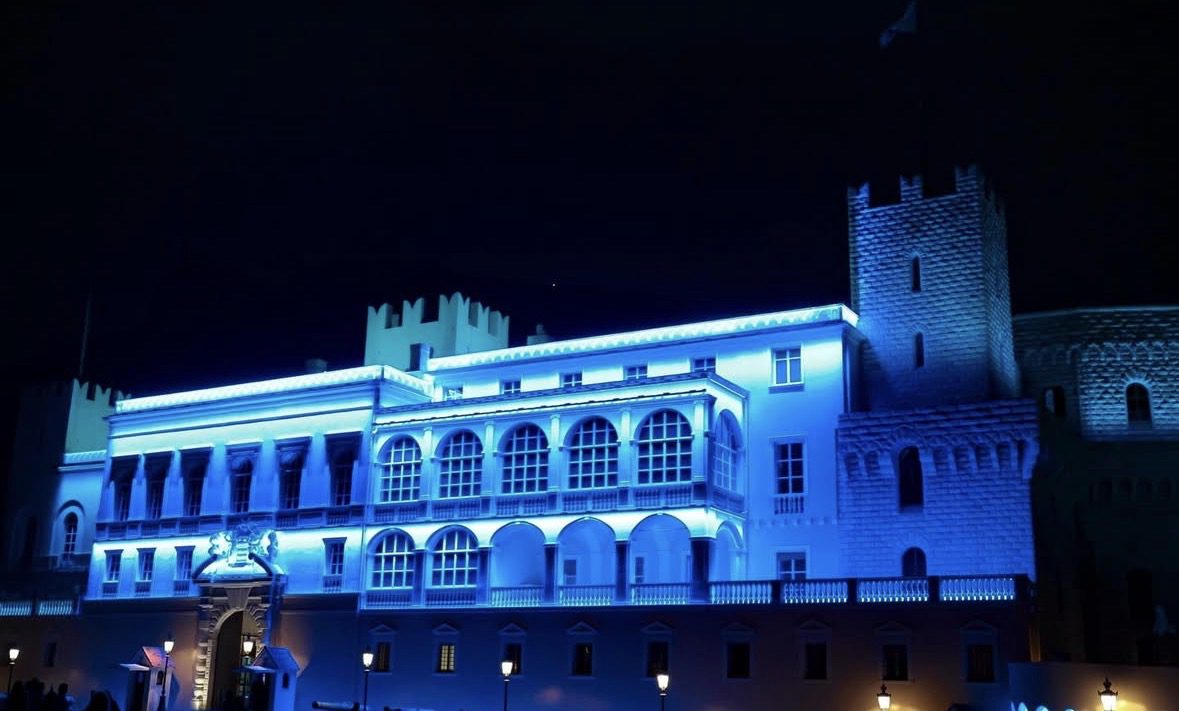 Palais illuminé en bleu en hommage à la police tombée au combat