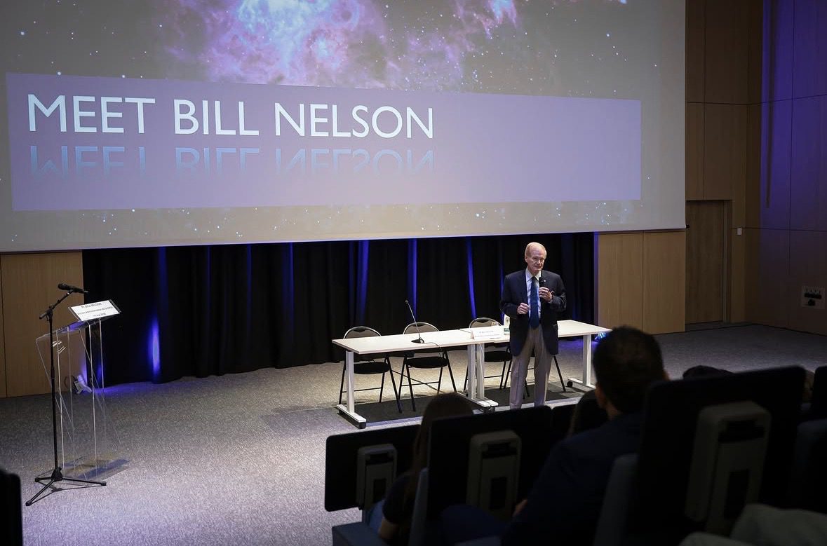 L'ancien chef de la NASA inspire les étudiants monégasques avec des histoires d'exploration spatiale