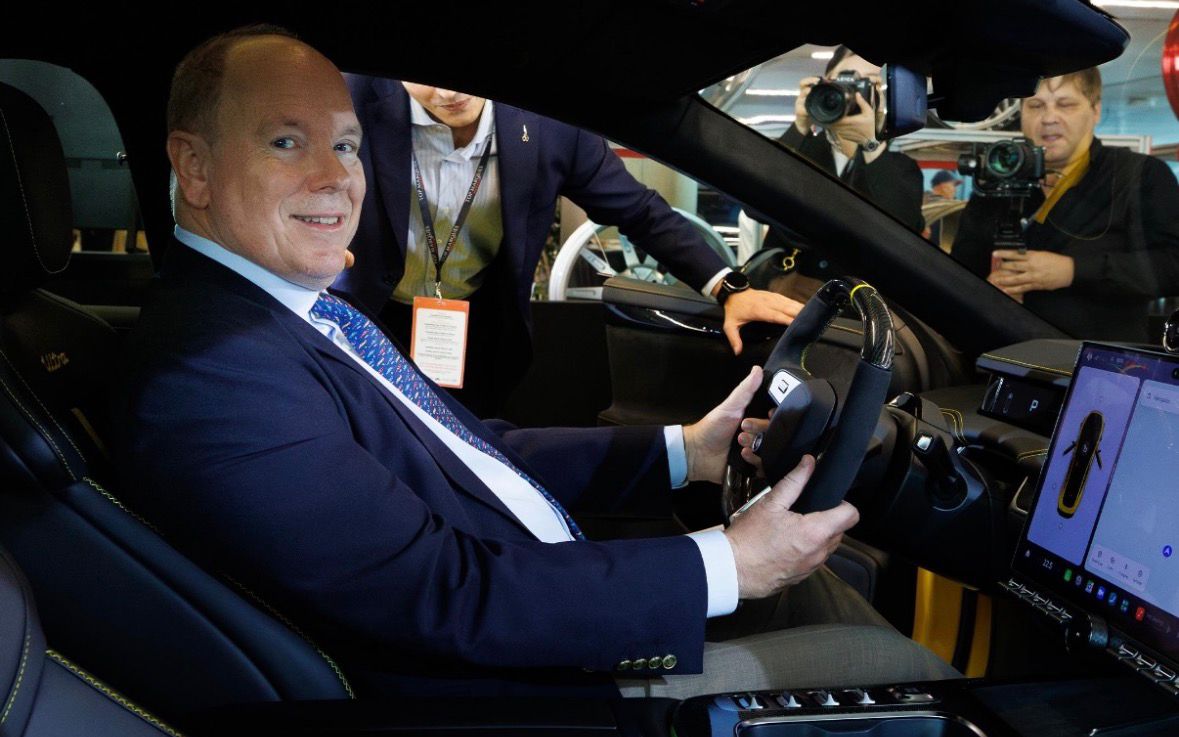 Le Prince Albert II visite la vitrine agrandie de Top Marques Monaco