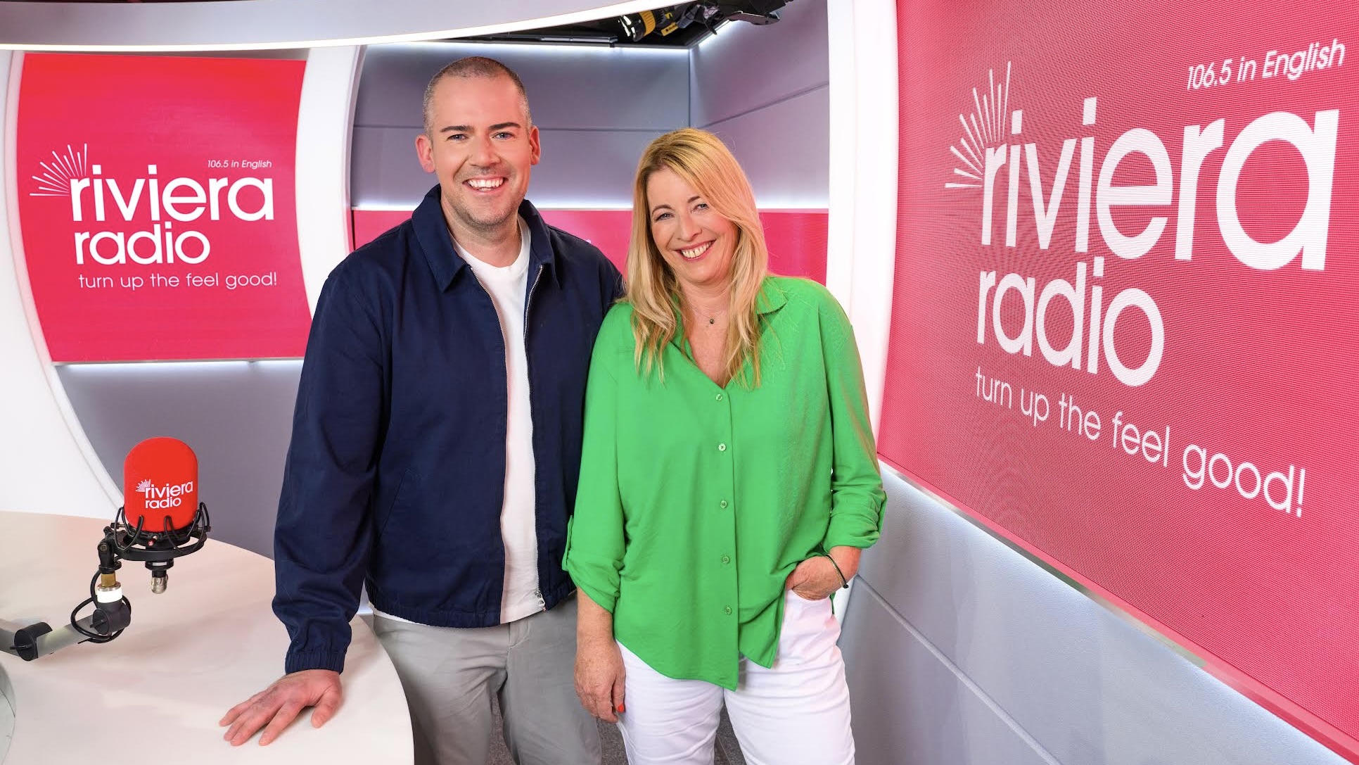 Adam O'Neill rejoint l'émission du petit-déjeuner Riviera Radio aux côtés de Sarah Lycett