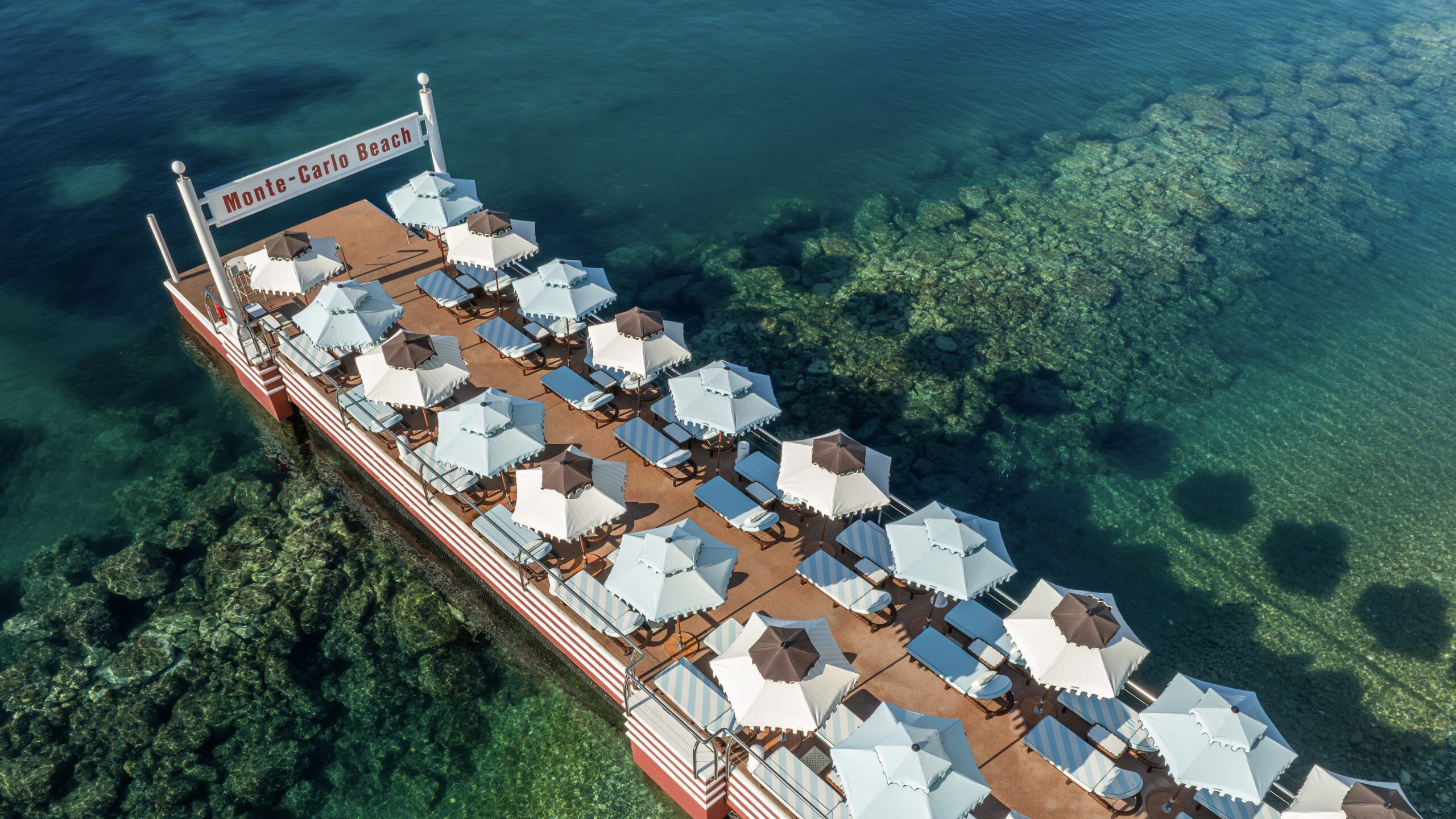 Jacquemus apporte un nouveau look au Monte-Carlo Beach pour l'été 2026