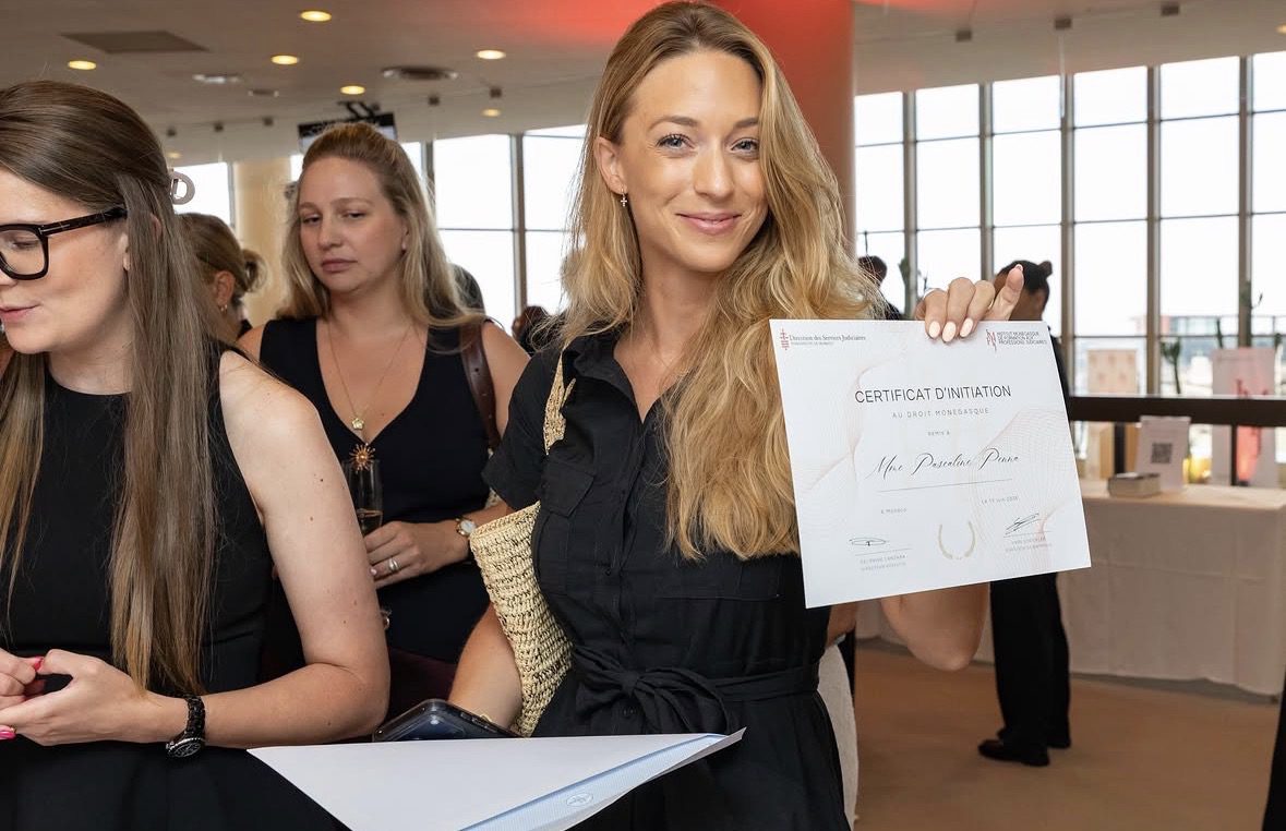 Les premiers diplômés de l'IMFPJ reçoivent des certificats de formation judiciaire
