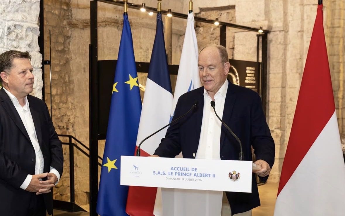 Le Prince Albert II visite l'exposition préhistorique à Saint-Raphaël