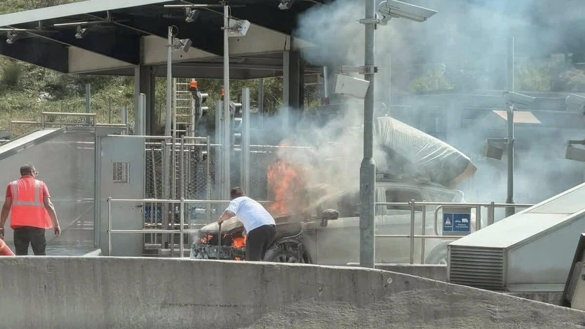 Un incendie de voiture sème le chaos au péage de La Turbie, embouteillage de trois kilomètres sur l'A8