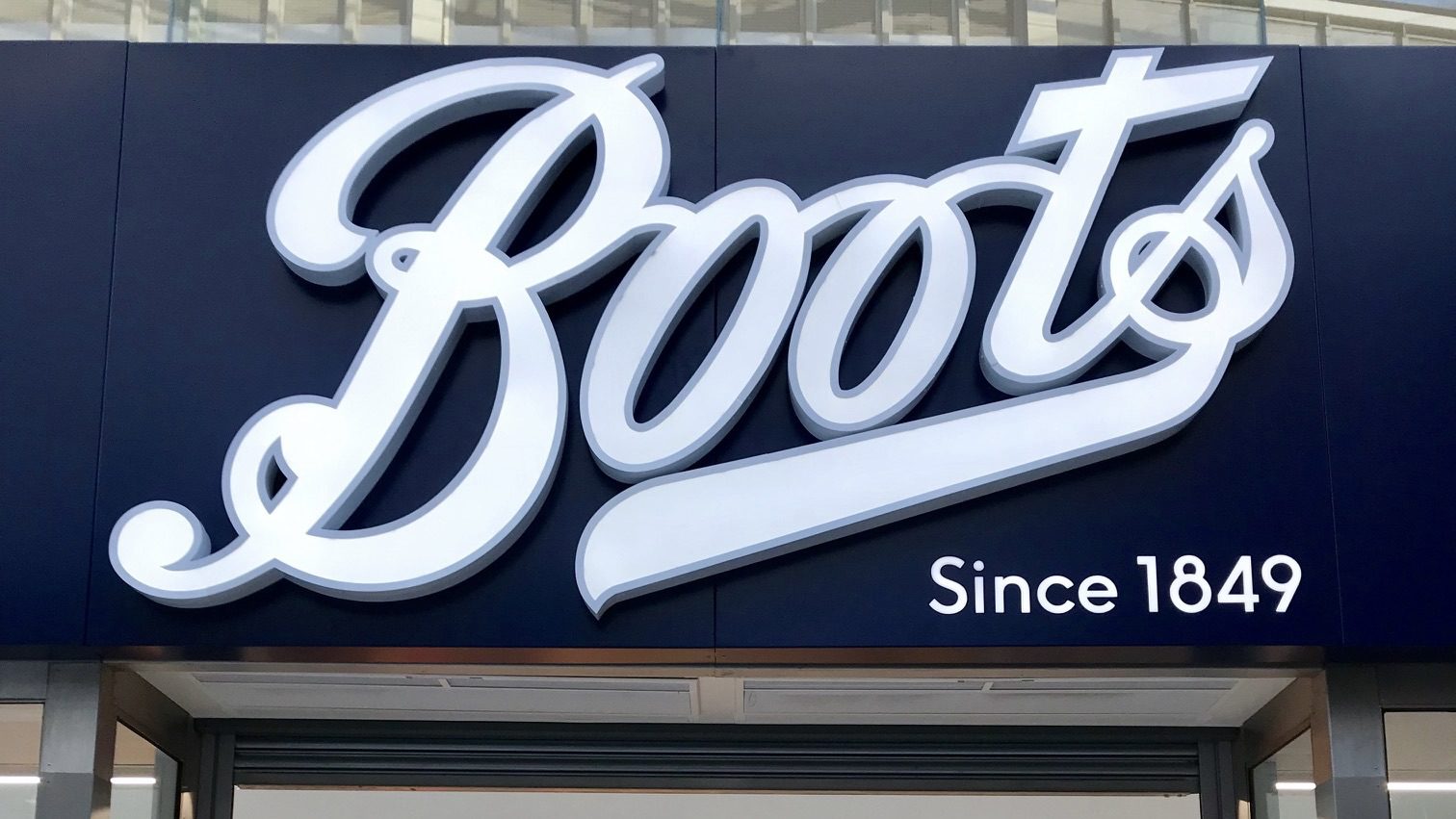 Les négociations sur le rachat de Boots stagnent alors que la famille Weston réduit son offre, laissant les projets de Pessina, résident de Monaco, dans la balance