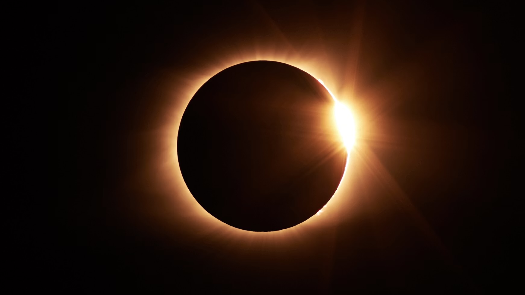Les pharmacies sont submergées alors que Monaco se précipite pour acheter des lunettes de protection avant l'éclipse solaire
