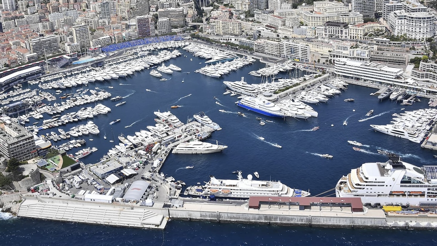 L'incendie d'un appel d'offres au port Hercule déclenche une intervention d'urgence et un yacht à moteur est épargné de peu