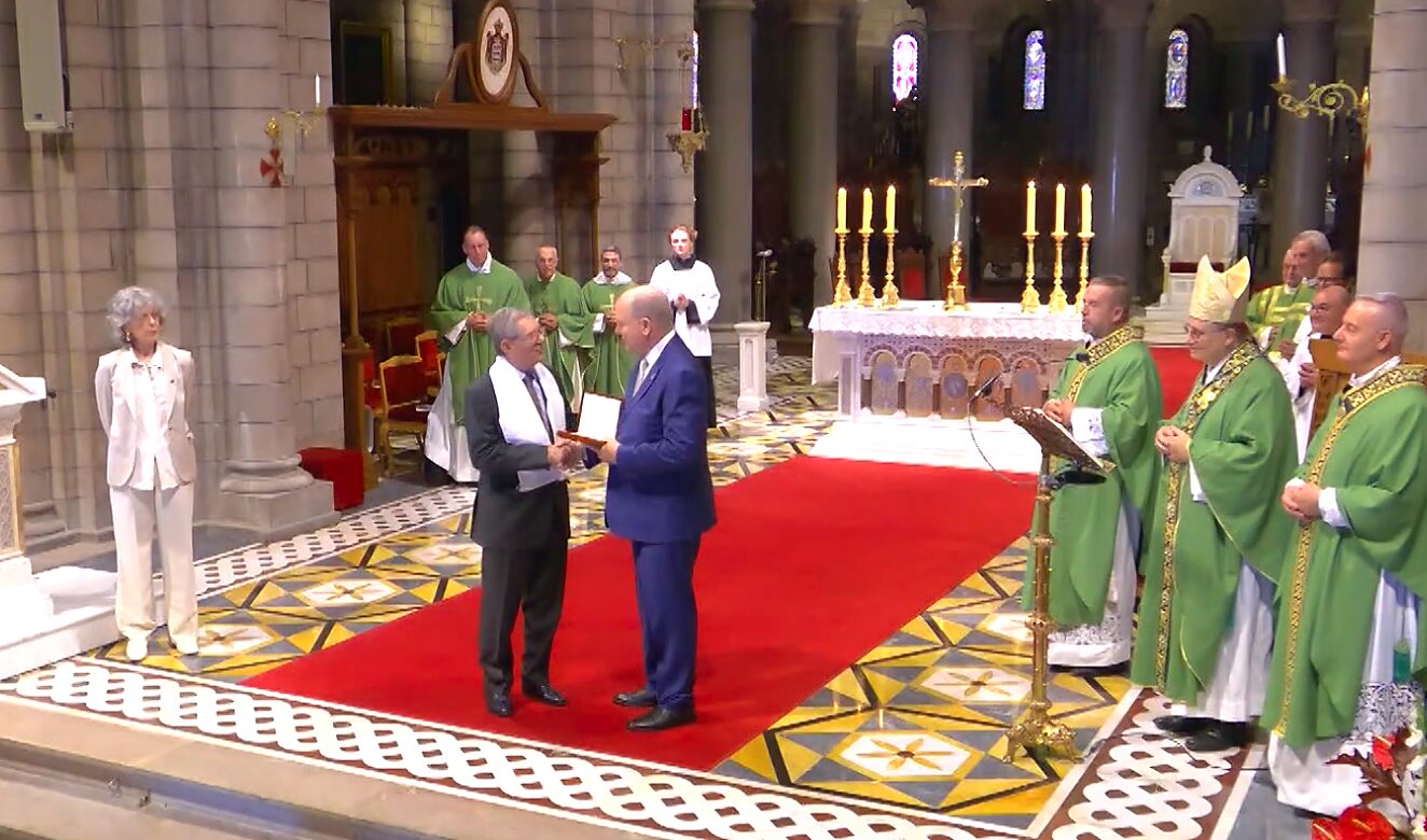 Le Prince Albert II reçoit la médaille du 150ème anniversaire de Saint Vincent de Paul