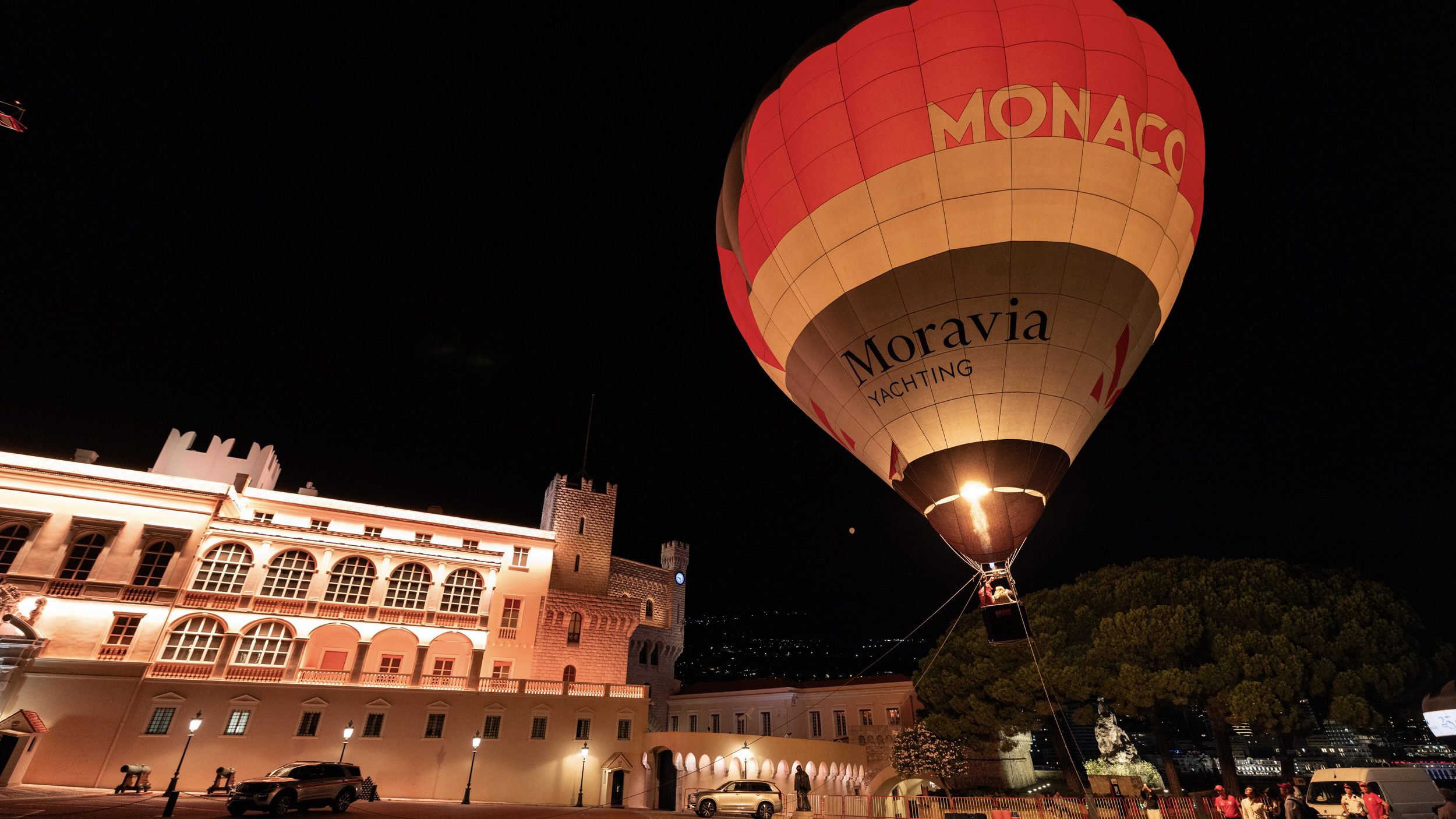 Le ballon rouge et blanc de Monaco remplit la place du Palais, avec un prochain vol américain d'un océan à l'autre