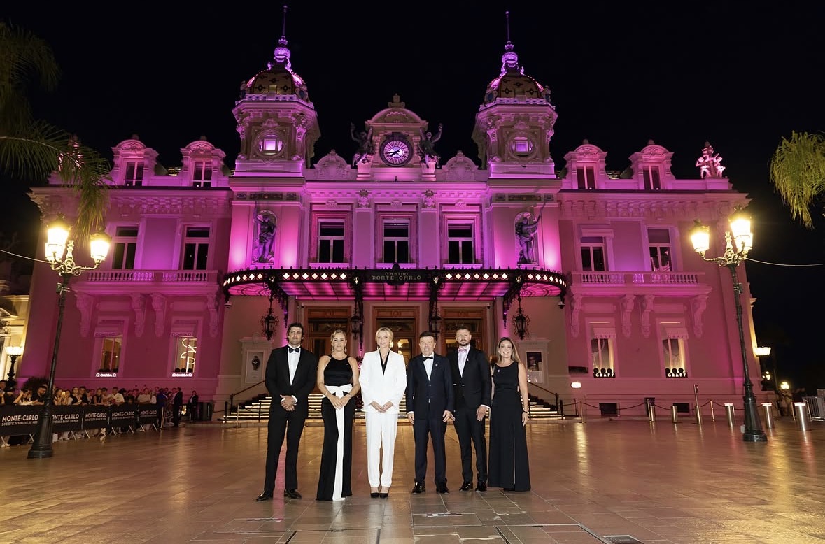La princesse Charlène peint la ville en rose